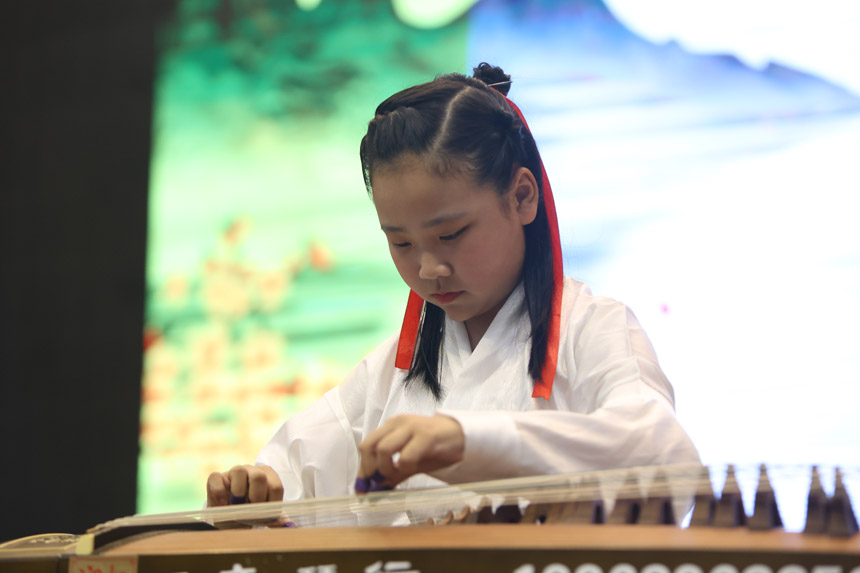 古箏表演。重師附二小供圖