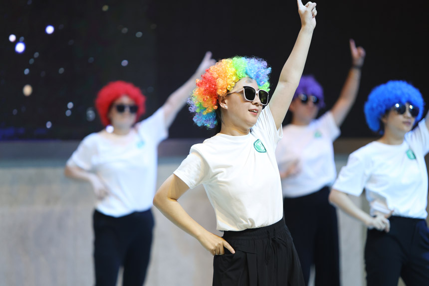 舞蹈《教師陣線聯(lián)盟》。重師附二小供圖