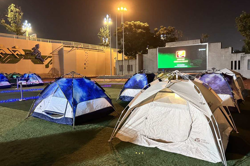 星空下的帳篷。重師附二小供圖