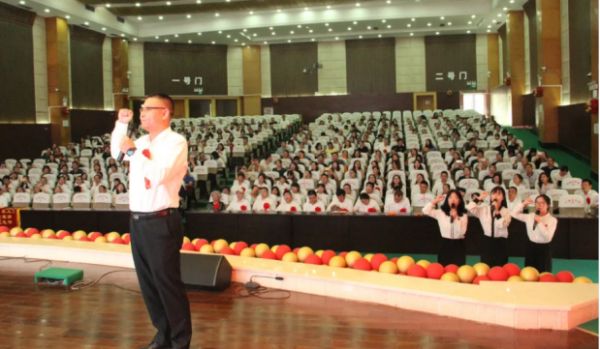 渝北中學帶領(lǐng)青年教師初心宣誓。渝北中學供圖