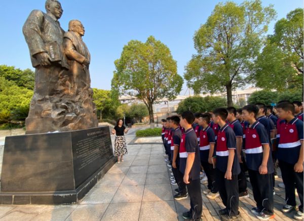 渝北中學“戶外教育”闡述“紅巖-蓮華”精神的由來。渝北中學供圖