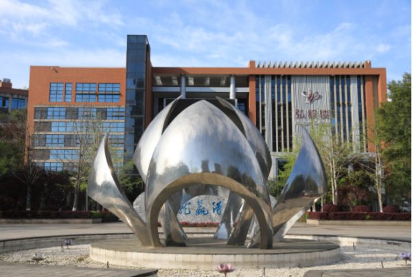 渝北中學象征學校蓮華精神的“蓮花”不銹鋼雕塑。渝北中學供圖