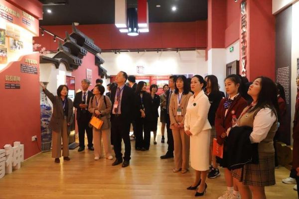 參觀地方黨史展示館暨校史館活動(dòng)。南華中學(xué)供圖