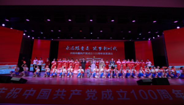 學(xué)校文藝演出。渝北區(qū)兩江小學(xué)校供圖