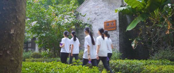 南開學(xué)子手持《新時(shí)代廉潔文化讀本》前往廉潔文化教育基地學(xué)習(xí)。重慶南開中學(xué)供圖