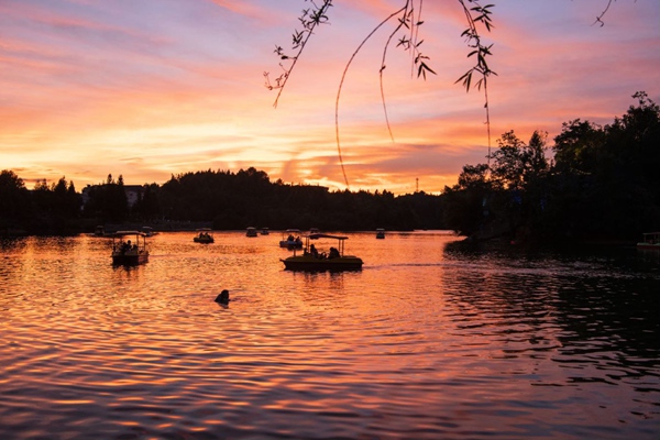 黃水月亮湖。吳新民攝