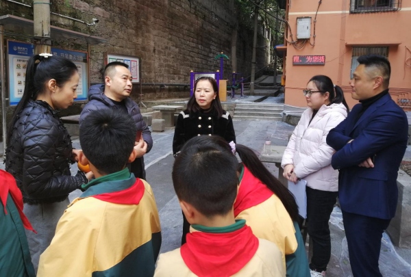 開展百名校長進社區(qū)活動。大渡口區(qū)鋼花小學供圖