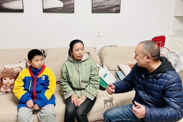 黨員教師入戶家訪。重慶市鋼城實驗學校供圖