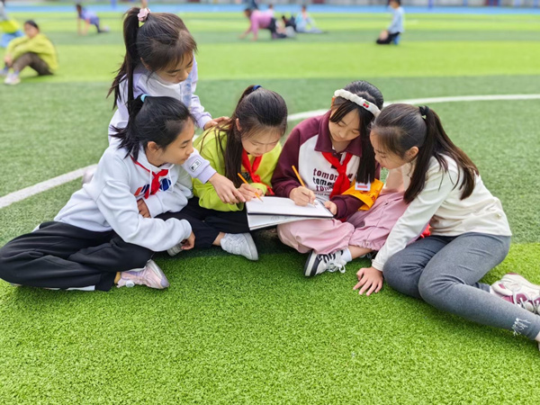 課間閑睱。重慶市大渡口小學(xué)供圖