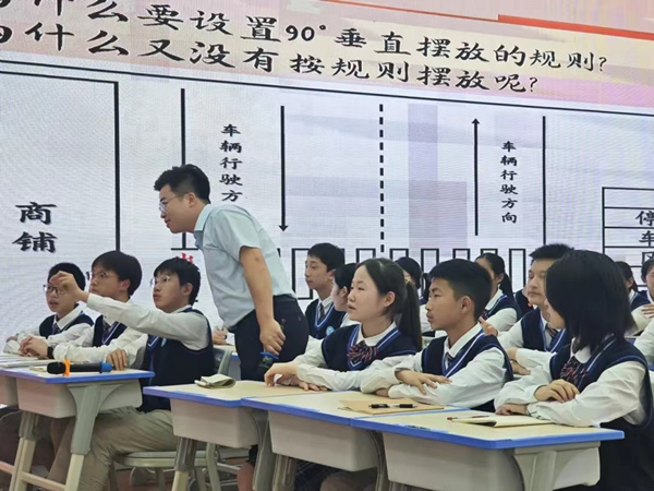 承辦重慶市2024年“大思政”主題班會優(yōu)質課競賽活動。重慶市商務學校（九十四中）供圖