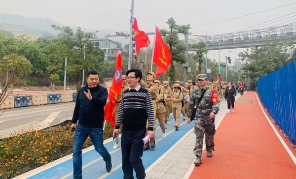 “重走重慶解放之路”徒步國防拉練暨國防與生命教育綜合實踐活動。重慶市長征學校供圖