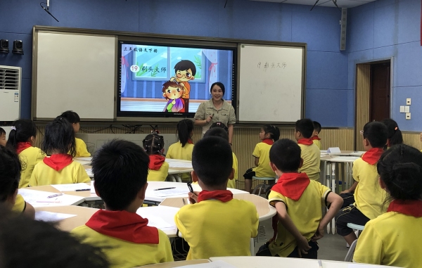 學校青年教師優(yōu)質課大賽一等獎獲得者黎雪給學生上課。重慶市長征學校供圖