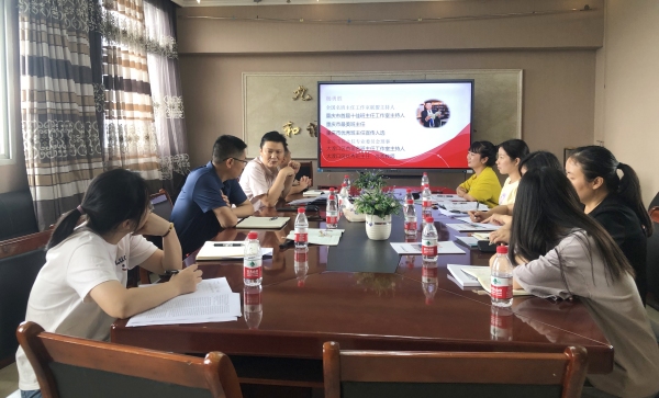 市級班主任工作室主持人楊勇勝指導學校班主任工作室的工作。重慶市長征學校供圖