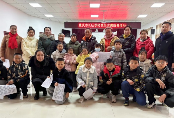 黨員教師周末義工活動，提高課后服務質量。重慶市長征學校供圖