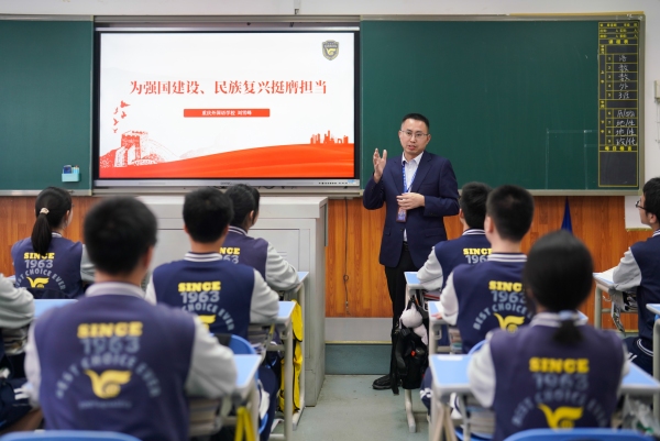 “雙優(yōu)”數(shù)學(xué)名師為學(xué)生上思政課。川外附校供圖