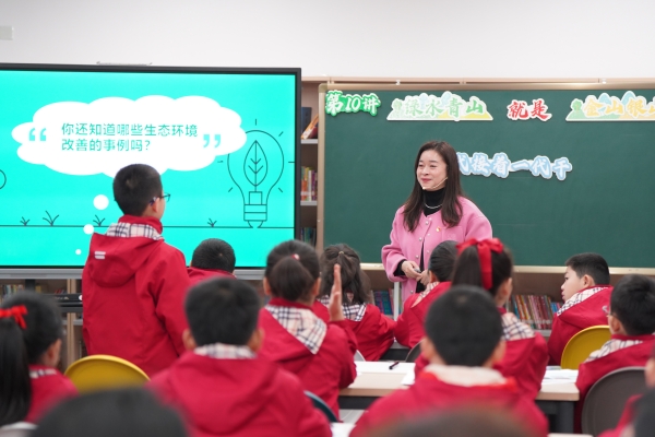 學(xué)校黨總支書記帶頭上“大思政課”。四川外國語大學(xué)九龍坡區(qū)附屬小學(xué)校供圖