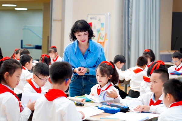 “生本課堂”小組合作學(xué)習(xí)。四川外國語大學(xué)九龍坡區(qū)附屬小學(xué)校供圖