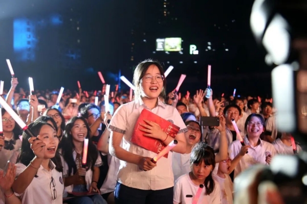 2024年畢業(yè)典禮上的最后一場開放的大思政課。重慶市楊家坪中學(xué)供圖