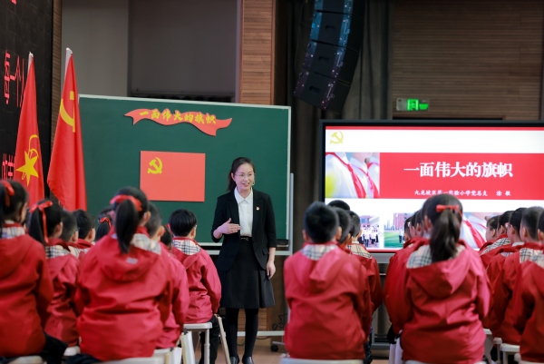 集團(tuán)黨委委員帶頭上思政課。九龍坡區(qū)實(shí)驗(yàn)一小供圖