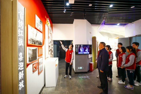 “人人都是講解員”陶行知紀(jì)念館解說活動(dòng)中，學(xué)生志愿者講述山城升起的第一面五星紅旗。重慶市育才中學(xué)校供圖