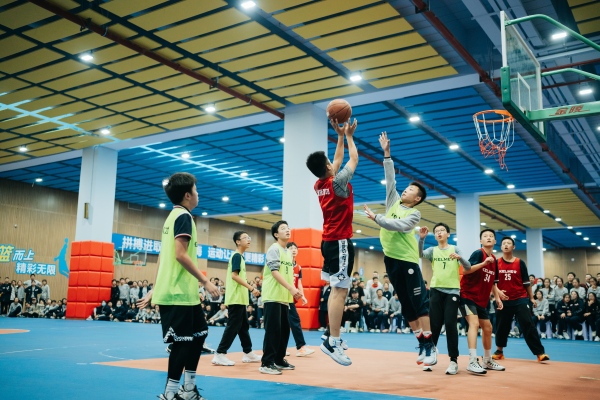 學(xué)校舉行“筑夢(mèng)新時(shí)代·青春展風(fēng)采”體育節(jié)。重慶市育才中學(xué)校供圖