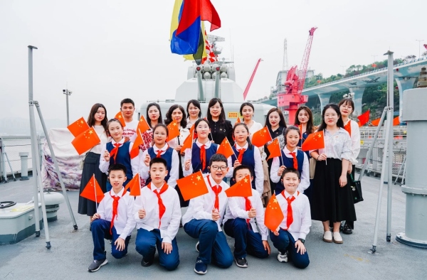 學(xué)校黨員、共青團(tuán)員、少先隊(duì)員代表參觀海軍166艦陳列館。重慶外國語學(xué)校森林小學(xué)供圖