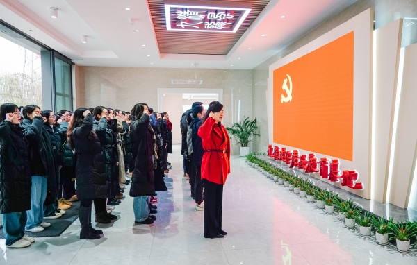 森林小學(xué)教育集團(tuán)黨員到九龍坡區(qū)廉政教育基地參觀學(xué)習(xí)。重慶外國語學(xué)校森林小學(xué)供圖