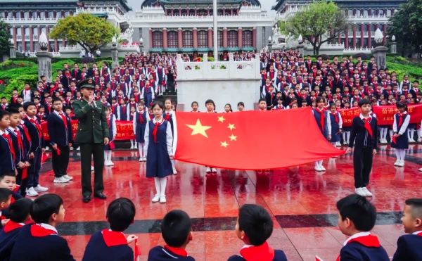 黨員、少先隊(duì)員代表參加迎“五一”共升國旗紅色之旅活動(dòng)。重慶外國語學(xué)校森林小學(xué)供圖