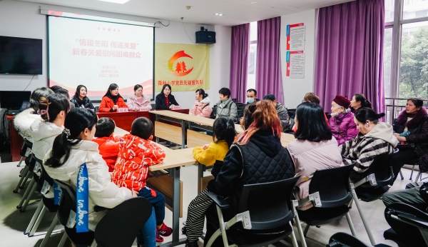 黨員教師代表走進(jìn)科園二路社區(qū)開展送溫暖活動(dòng)。重慶外國語學(xué)校森林小學(xué)供圖