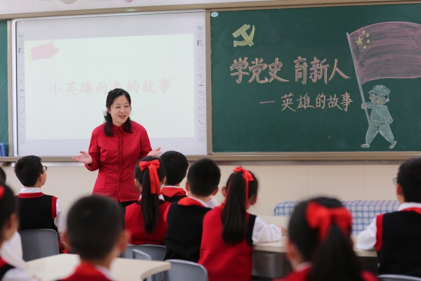 黨員教師為學(xué)生講黨史故事。重慶市九龍坡區(qū)謝家灣學(xué)校供圖
