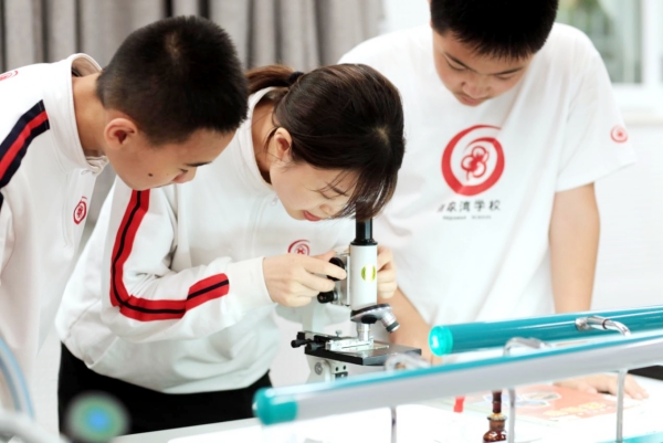 學(xué)生正在上生物實(shí)驗(yàn)課。重慶市九龍坡區(qū)謝家灣學(xué)校供圖