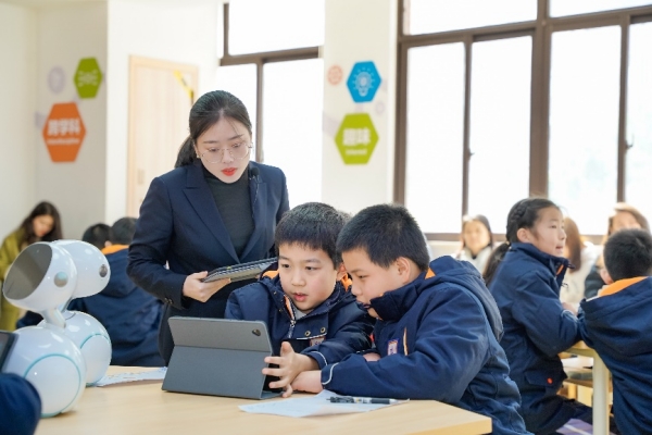 少年人工智能學(xué)院開展編程學(xué)習(xí)。禮嘉實(shí)驗(yàn)小學(xué)供圖