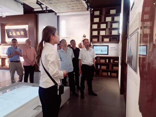 參觀學(xué)習(xí)中華家訓(xùn)館開展黨紀(jì)學(xué)習(xí)警示教育。兩江育才中學(xué)供圖