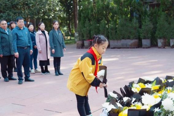 行走的思政課。重慶兩江新區(qū)天宮殿學(xué)校供圖