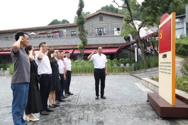 西南大學(xué)附中黨委理論學(xué)習(xí)中心組開展“強黨性建新功，爭當(dāng)紅巖先鋒”實地研學(xué)活動。西南大學(xué)附中供圖