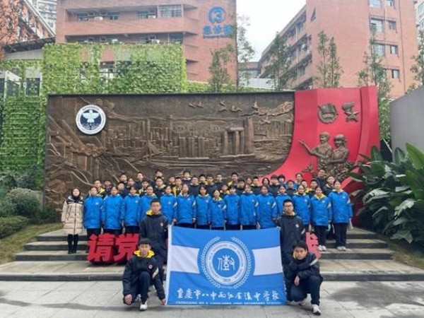 “卓然陶養(yǎng)”行走的思政課。兩江八中供圖