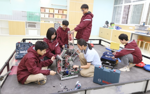 “智創(chuàng)社”科技社團(tuán)活動。重慶廣益中學(xué)供圖