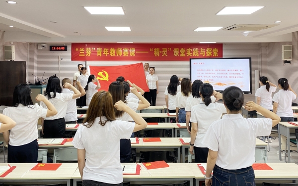 重溫入黨誓詞。南坪實(shí)驗(yàn)小學(xué)供圖