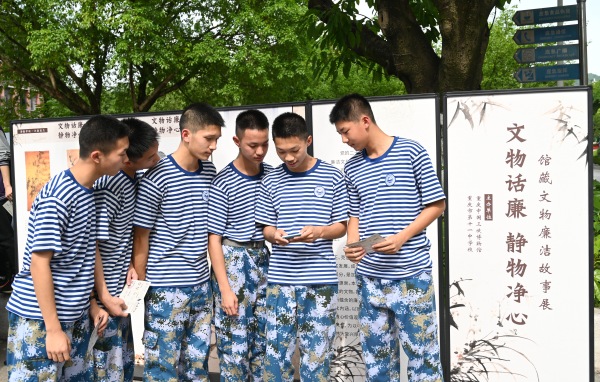 開展“文物話廉 靜物凈心”主題活動。重慶十一中供圖