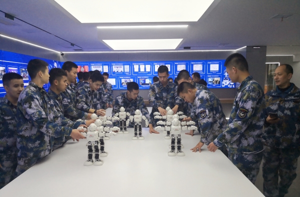 海航學子探究機器人跳舞的奧秘。重慶十一中供圖