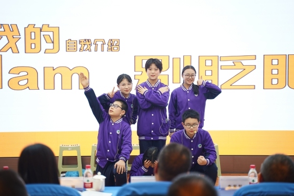 與重慶第二師范學(xué)院合作“一人一故事”劇場展演。重慶市第一一0中學(xué)校供圖