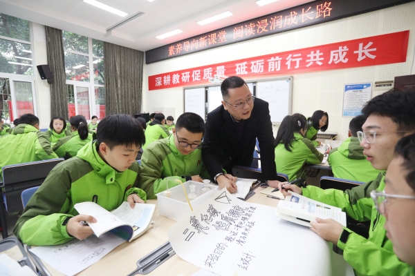 素養(yǎng)導(dǎo)向課程展示。重慶市第一一0中學(xué)校供圖