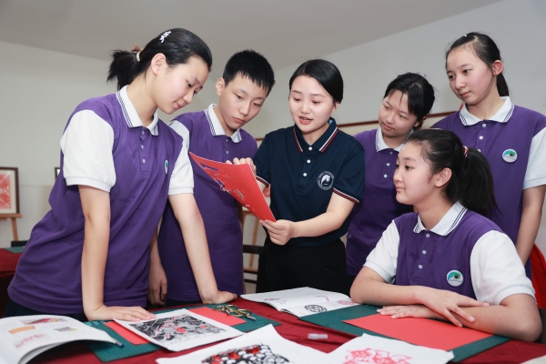 學(xué)校特色“五環(huán)”課程——剪紙。重慶市第一一0中學(xué)校供圖