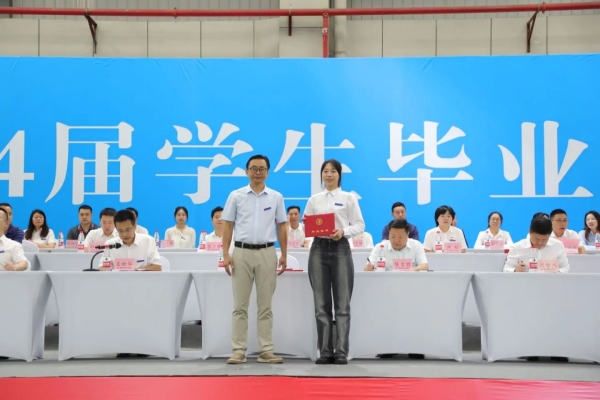 校長(zhǎng)王順克為畢業(yè)生代表頒發(fā)畢業(yè)證書(shū)。重慶水電職業(yè)學(xué)院供圖