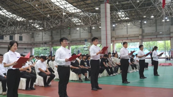 畢業(yè)生代表誦讀謝師辭。重慶水電職業(yè)學(xué)院供圖