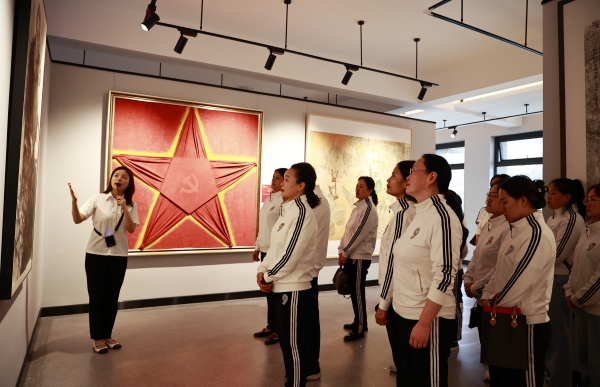 該幼兒園黨支部參觀重慶市廉潔文化作品展。涪陵區(qū)級(jí)機(jī)關(guān)幼兒園供圖