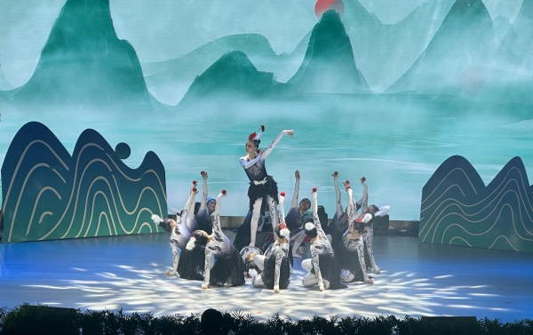 參加涪陵區(qū)教師大練兵活動(dòng)——白鶴翔舞。涪陵區(qū)級(jí)機(jī)關(guān)幼兒園供圖