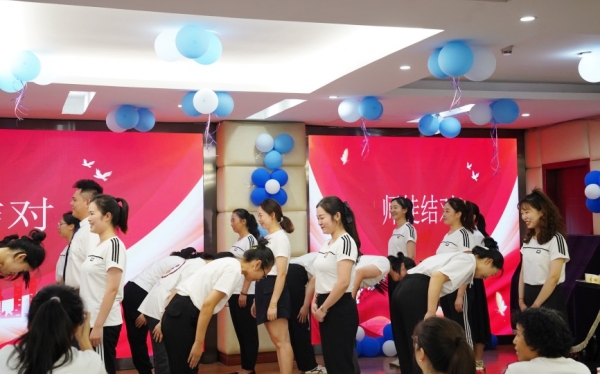 師徒結(jié)對青藍工程。重慶市涪陵區(qū)幼兒園供圖