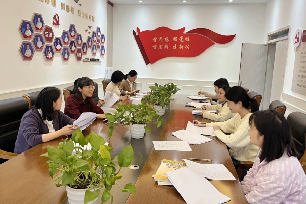 學(xué)校英語組內(nèi)教研會。重慶市涪陵區(qū)浙涪友誼學(xué)校供圖