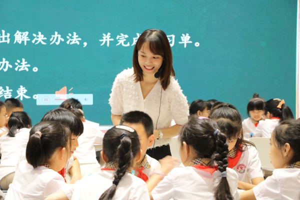 黨員教師課堂教學(xué)。江北區(qū)新村致遠(yuǎn)實(shí)驗(yàn)小學(xué)校供圖
